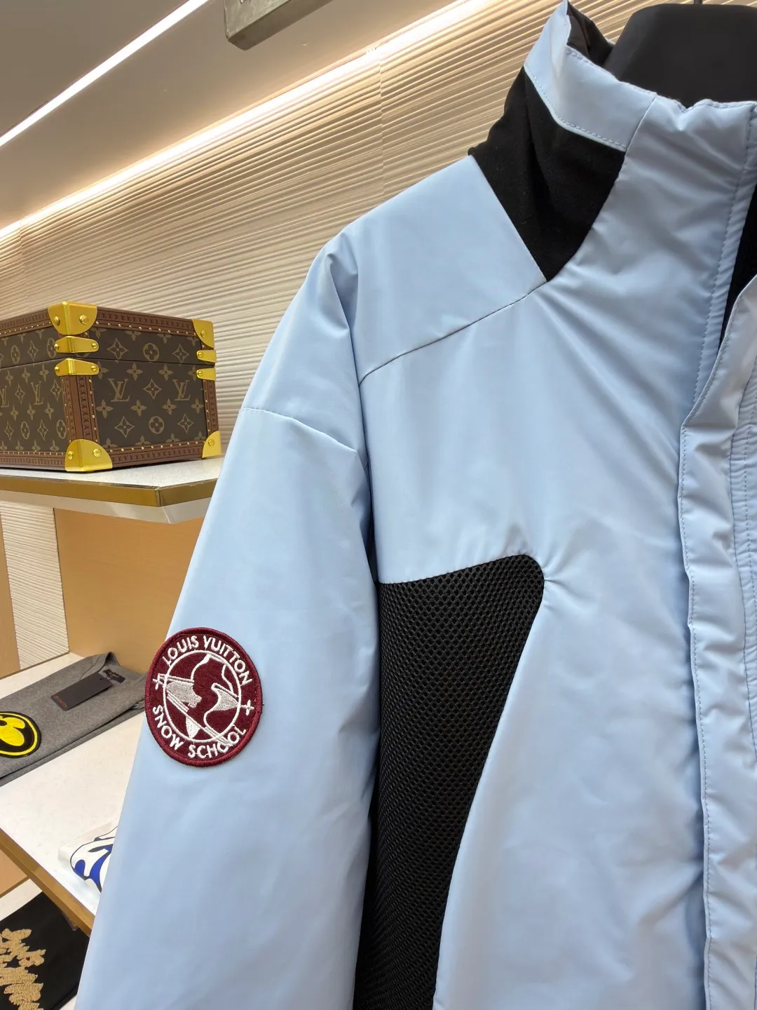LOUIS VUITTON double-sided turtleneck jacket with badge logo ●Original version: Purchased and developed by 24038 ●Item number: 1682249-C30 ●Fabric: cotton fabric ●Technology: made on positioning cutting machine ●Color: blue/black ●Version: fitted version ●Weight: about 920 grams ●Size: 46-48-50-52 ●Description: This color-blocked outdoor jacket is made of professional outdoor functional fabrics. The main body is made of high-density nylon windproof fabric. It has been treated with three-proof technology and has waterproof, oil-proof, and anti-static properties. The fabric has strong dimensional stability and is not easy to deform after being pre-shrunk. The body is spliced ​​with black breathable mesh fabric. The mesh is woven with warp knitting technology. It has uniform pore size and excellent toughness, which not only enhances the visual layering but also improves the breathability of the wearer. The black splicing parts of the collar and cuffs are made of elastic rib fabric. After shaping treatment, it has good elasticity and fits the body shape without being tight. The badge logo is made using a composite process of heat transfer and embroidery. The color of the pattern is firm and the embroidery stitches are dense. The hardware accessories are all made of custom-made alloy and have been sandblasted and matte. The zippers are hidden in design, combined with three-dimensional tailoring and seamless gluing technology to make the overall shape crisp. The details take into account both functionality and design beauty, showing the quality of precision workmanship. The overall wiring is straight and delicate, the fabric is comfortable and soft, and the color is consistent without color difference. It can be matched with the same style to create a fashionable look and control various occasions. Customized accessories, complete with three standards, same style for men and women!